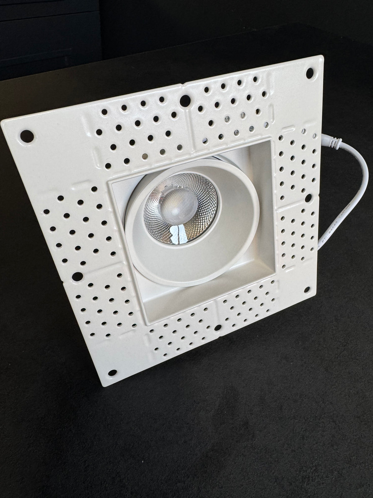 Trimless plaster LED downlight - square frame with round gimbal lens
