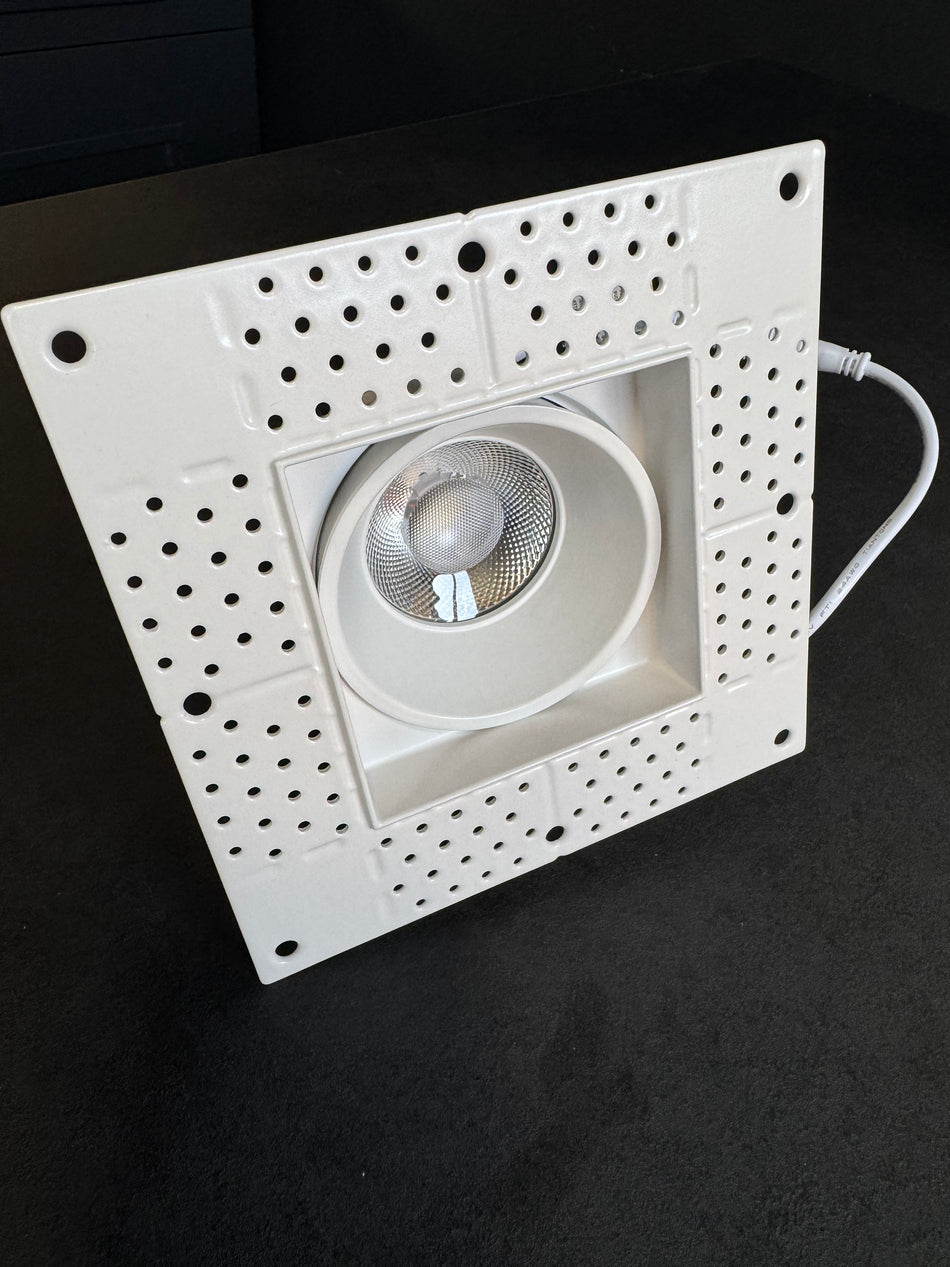 Trimless plaster LED downlight - square frame with round gimbal lens
